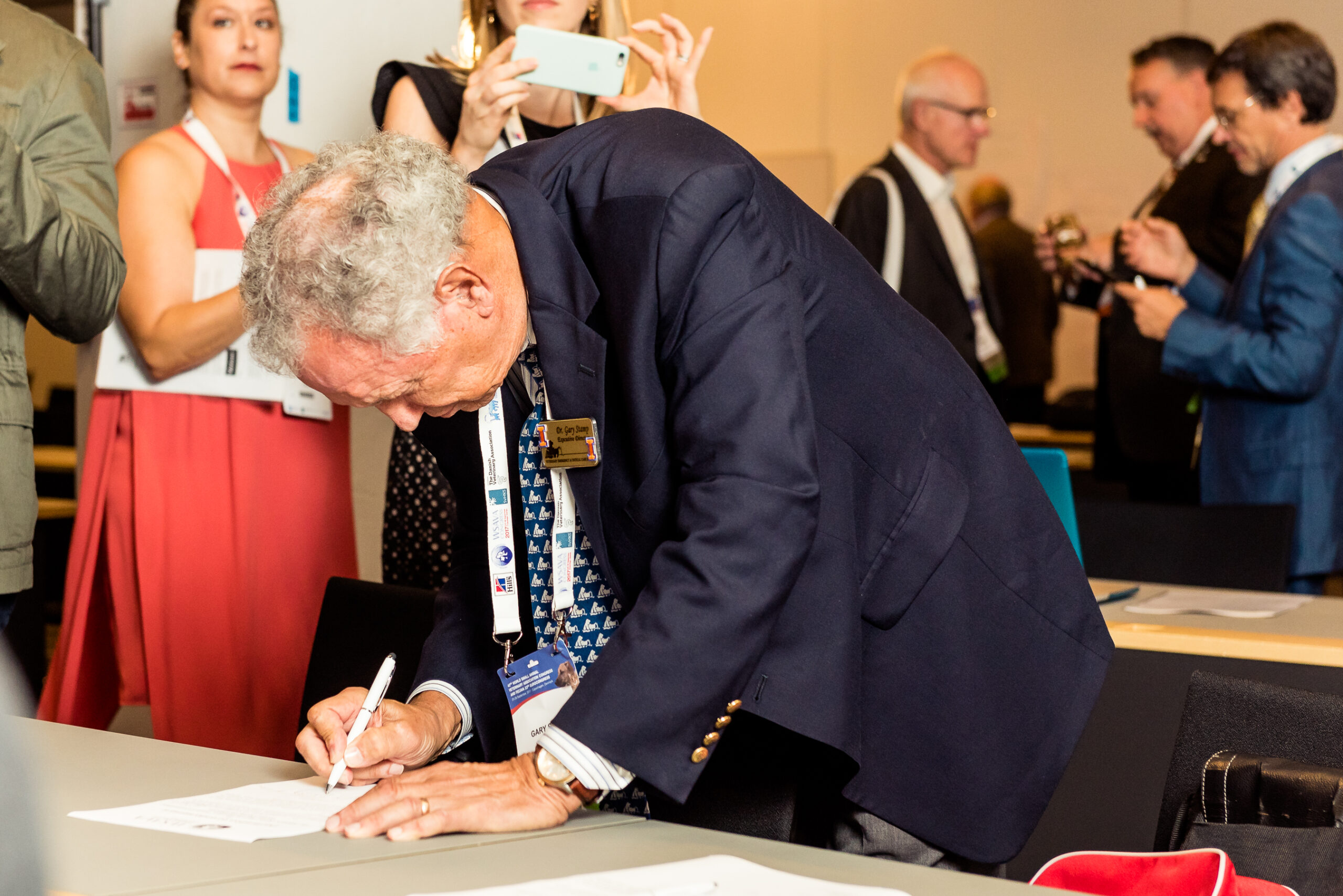 Dr. Gary Stamp DACVECC signing the pledge document