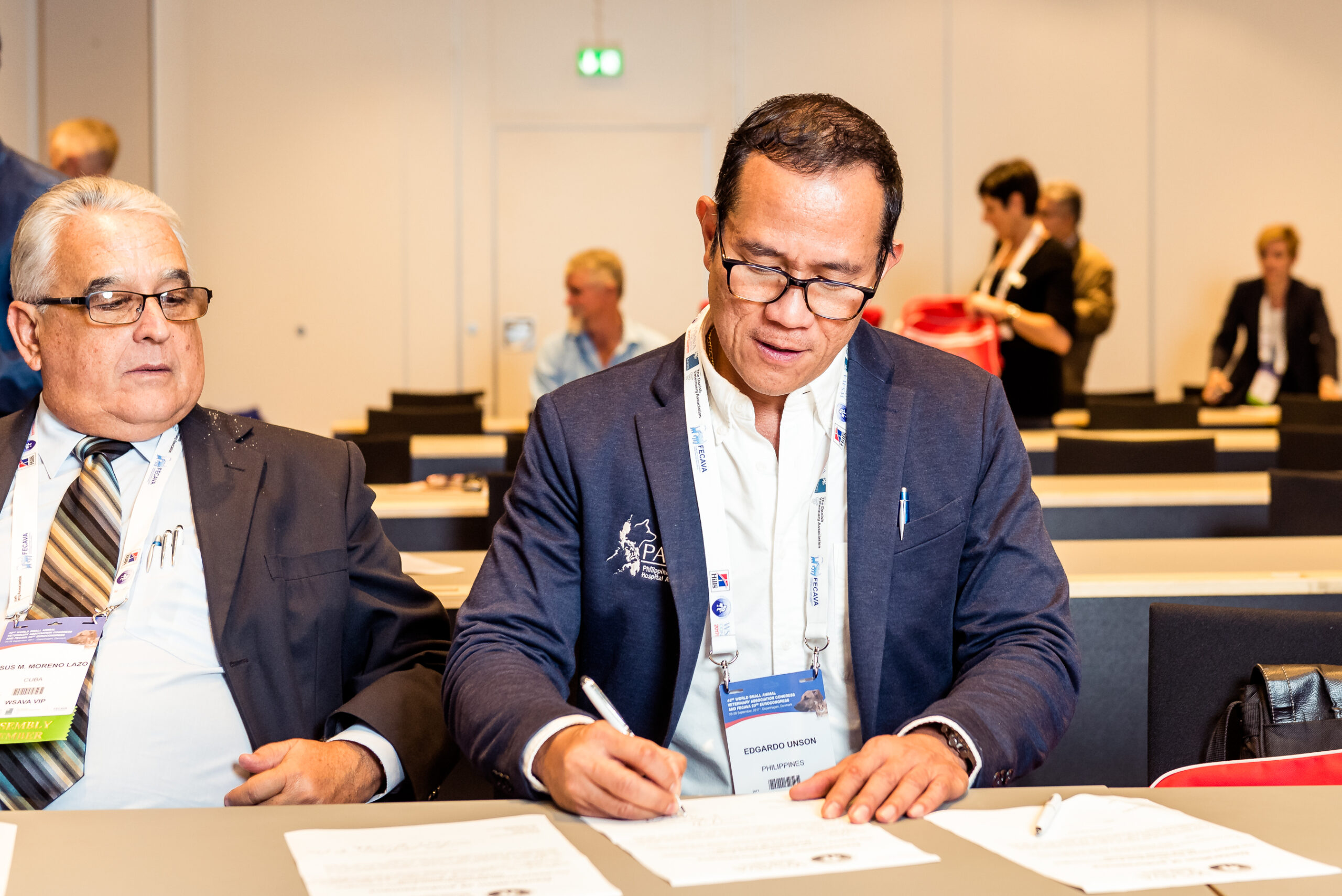 Drs Jesus Wazo (Cuba) and Edgardo Unson (Philippines) endorse the guidelines